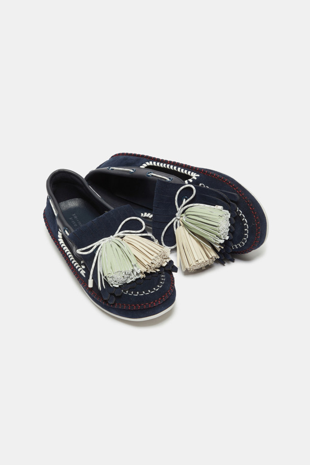 네이비 컬러의 폼폼 로퍼입니다. 부드러운 스웨이드와 양가죽 소재로 제작되어 가을, 겨울 시즌에 따뜻하고 편안하게 착용할 수 있습니다. 모카신 앞코와 화이트 스티치 디테일이 돋보이며, 클래식한 디자인에 투톤 태슬 장식이 더해져 캐주얼하면서도 세련된 무드를 연출합니다. 출근룩, 모임룩 등 다양한 TPO에 활용 가능한 플랫 슈즈로, 캐주얼, 클래식, 미니멀 스타일을 즐겨 입는 여성분들께 추천합니다.

