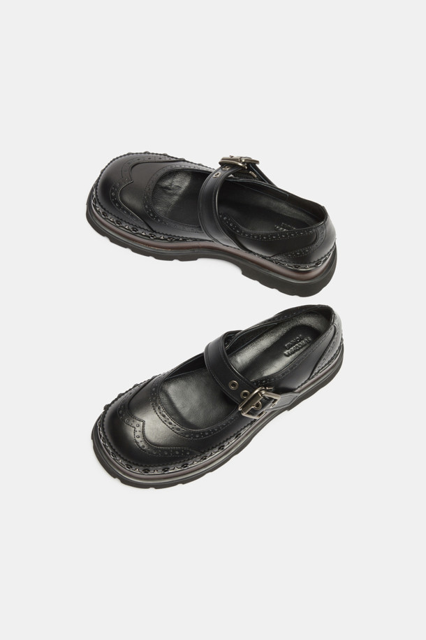 Chunky mary jane loafer(black)는 여성스러운 매력과 시크한 분위기를 동시에 연출하는 메리 제인 로퍼입니다. 소가죽 소재로 제작되어 고급스러우며, 펀칭 디테일과 스터드 장식이 돋보입니다. 굽 타입은 청키힐로 안정적인 착화감을 제공하며, 블랙과 브라운 두 가지 색상으로 출시되었습니다. 출근룩, 모임룩, 데이트룩 등 다양한 TPO에 클래식, 캐주얼, 시크한 스타일을 더해 세련된 룩을 완성해 보세요.
