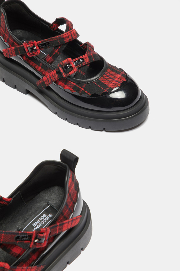 Britishoe 타탄 메리제인 플랫(레드)은 브리티시 팝펑크 무드를 담아낸 여성용 메리제인 슈즈입니다. 레드와 블랙 컬러의 조화가 돋보이며, 봄, 가을에 어울리는 디자인입니다. 라운드 토우에 타탄 체크 패턴이 적용되었으며, 멀티 크로스 스트랩 디테일이 특징입니다. 가볍고 편안한 착화감을 선사하며, 데이트룩, 캐주얼, 클래식, 걸리시 스타일을 완성하는 데 적합합니다. 폴리에스터, 울, 합성피혁, 양가죽 등 다양한 소재로 제작되었으며, 이중 몰드창으로 안정적인 착용감을 제공합니다.
