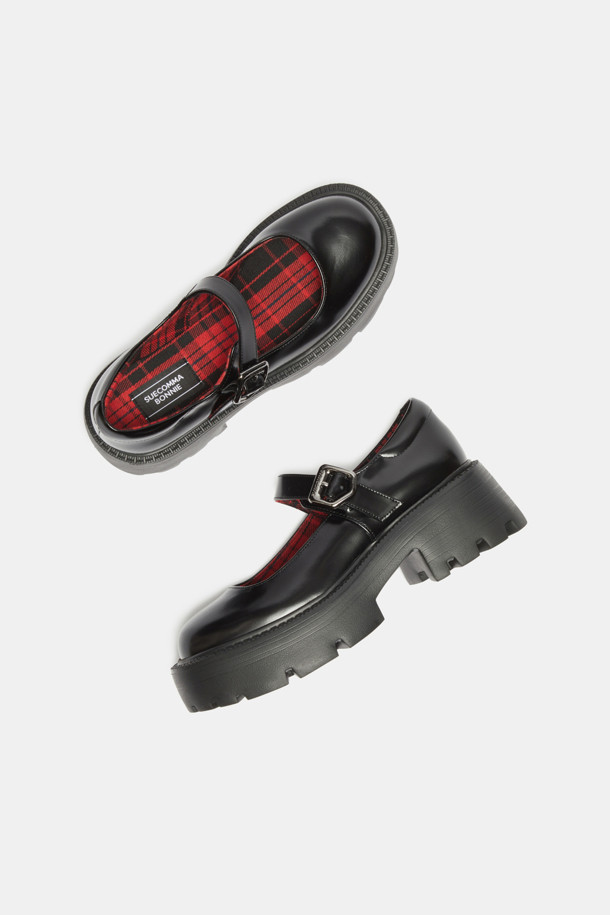 Britishoe 메리제인 로퍼(블랙)는 여성들을 위한 데일리 및 오피스 슈즈입니다. 5.5cm 플랫폼 굽과 브리티시 스타일, 깔끔한 실루엣이 특징이며, 소가죽, 폴리에스터, 울 소재를 사용하여 봄, 가을에 착용하기 좋습니다. 타탄체크 안감이 돋보이는 이 메리제인은 포멀 및 캐주얼 스타일 모두에 잘 어울리며, 키높이 기능으로 다리 라인을 더욱 돋보이게 해줍니다. 오피스룩, 출근룩, 모임룩에 클래식하고 미니멀한 무드를 더해보세요.
