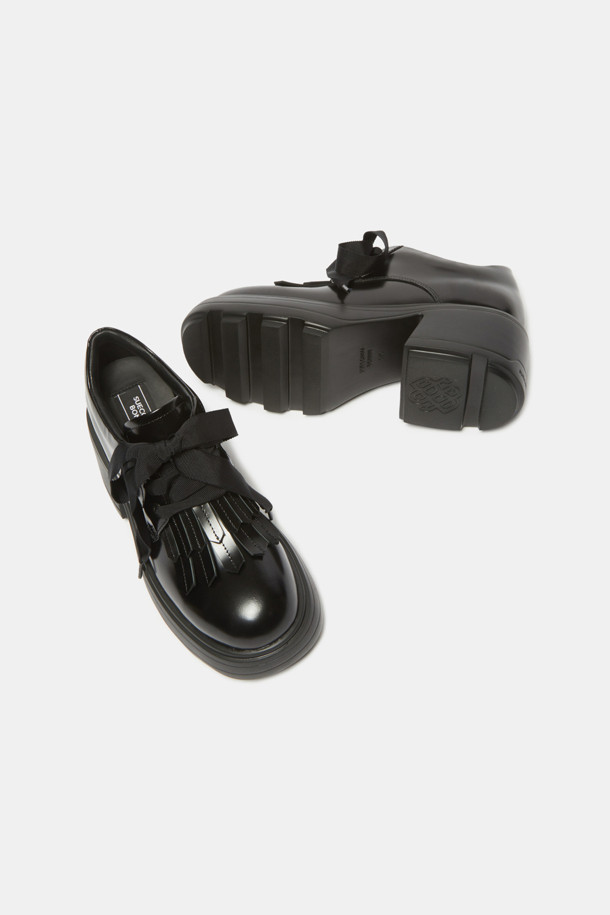 Britishoe 프린지 로퍼(black)는 모던, 캐주얼, 포멀 스타일을 아우르는 여성 로퍼입니다. 소가죽 소재의 라운드 앞코 디자인에 블랙 컬러로, 출근룩, 오피스룩, 모임룩 등 다양한 TPO에 활용하기 좋습니다. 굽 높이는 중굽, 굽 타입은 청키힐로 안정적인 착화감을 제공하며, 프린지 디테일과 골지 리본테이프 장식이 포인트입니다. 슬립온 디자인으로 편안하게 착용 가능하며, 가볍고 로우탑 디자인으로 봄, 가을에 즐겨 신기 좋습니다.
