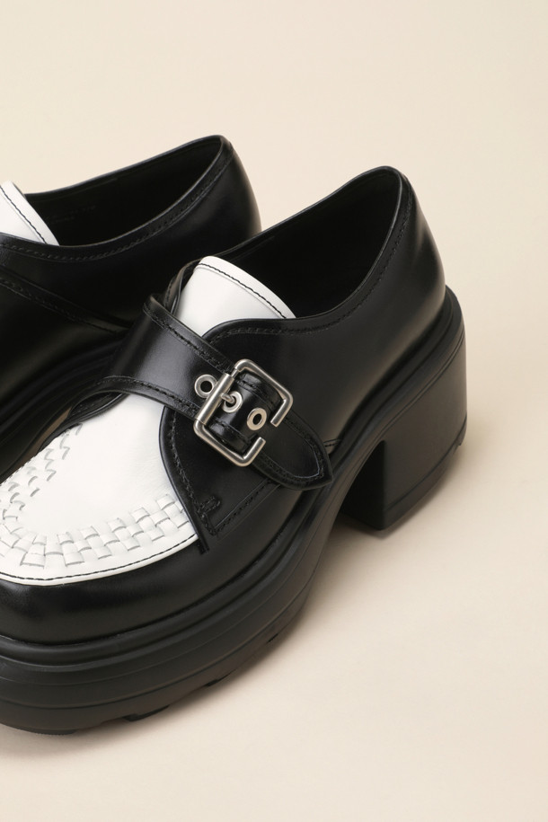 SUECOMMA BONNIE - 로퍼 - Braided buckle loafer(black white)