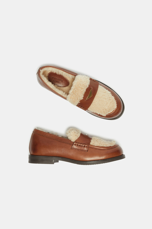 Furridge 페니 로퍼(브라운)는 클래식과 캐주얼 스타일을 모두 아우르는 여성용 로퍼입니다. 소가죽과 인조 모피 안감으로 제작되어 겨울철 따뜻하고 편안한 착용감을 선사합니다. 브라운 컬러의 무지 디자인에 빈티지 워싱과 엔틱 장식이 더해져 은은한 멋을 자아냅니다. 슬립온 형태로 간편하게 신고 벗을 수 있으며, 플랫 굽으로 편안한 착용감을 제공합니다. 데일리룩에 포인트를 더해줄 매력적인 로퍼를 만나보세요.
