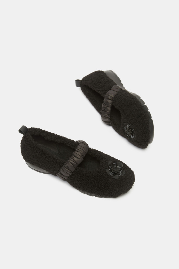 Furridge 메리제인 플랫(블랙)은 여성스러운 매력을 더해줄 데일리 슈즈입니다. 페이크 퍼 안감으로 포근한 착화감을 선사하며, 플라워 장식과 셔링 밴딩 디테일이 돋보입니다. 무지 디자인에 플랫 굽으로 편안함과 스타일을 동시에 잡았습니다. 데이트룩, 모임룩, 캐주얼, 클래식 스타일 모두 소화 가능한 아이템입니다. 가을, 겨울 시즌에 따뜻하고 페미닌한 무드를 연출해보세요.
