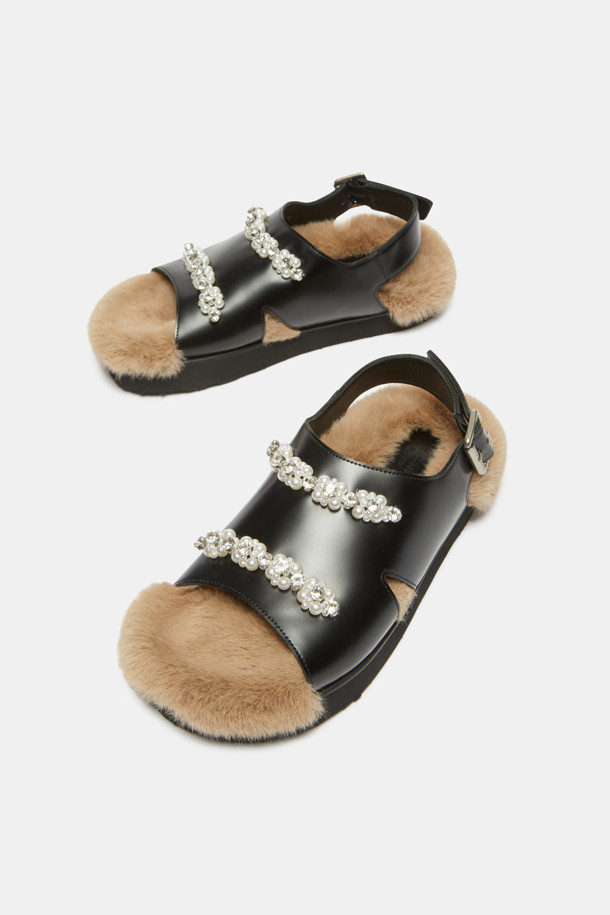 Furridge jewelry sandal(black)는 부드러운 소가죽과 고급스러운 인조 퍼 소재로 제작된 여성 샌들입니다. 블랙 컬러에 오픈형 디자인으로, 데이트룩과 모임룩에 세련된 포인트를 더합니다. 안감 전체가 퍼로 마감되어 뛰어난 보온성을 제공하며, 진주와 보석 장식이 더해져 고급스러운 분위기를 연출합니다. 클래식, 미니멀, 로맨틱 스타일을 즐기는 여성분들께 추천하며, 겨울철에도 스타일리시함을 놓치지 않도록 돕습니다.
