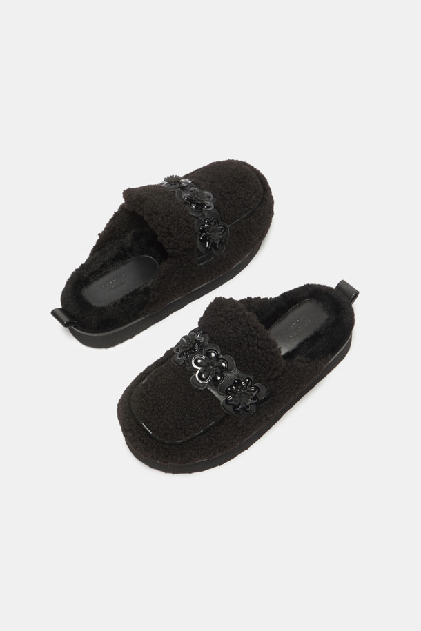 Furridge 플라워 뮬(black)은 페이크 퍼 소재에 발등 위 가죽 플라워 장식이 돋보이는 여성 샌들입니다. 라운드 앞코와 오픈형 디자인으로 편안하게 착용할 수 있으며, 플랫 굽과 퍼 안감으로 포근하고 따뜻한 착용감을 선사합니다. 캐주얼, 클래식, 로맨틱 스타일 모두 소화 가능하며, 집콕룩과 모임룩에 모두 잘 어울리는 아이템입니다. 블랙 컬러의 뮬로 다양한 스타일에 매치하여 우아한 분위기를 연출할 수 있습니다.
