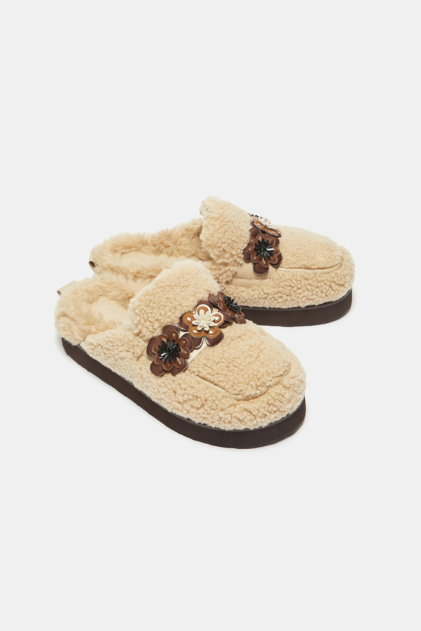 Furridge flower mule(브라운)은 부드러운 인조 퍼와 가죽 소재로 제작되어 따뜻하고 포근한 겨울 스타일을 연출합니다. 사랑스러운 플라워 패턴이 돋보이며, 슬립온 디자인으로 편안하게 착용 가능합니다. 캐주얼, 로맨틱 무드를 동시에 만족시키는 여성스러운 디자인의 뮬입니다. 브라운 컬러는 어떤 옷에도 잘 어울려 데일리 아이템으로 활용하기 좋습니다. 안감은 퍼 소재로 마감하여 보온성을 높였습니다.
