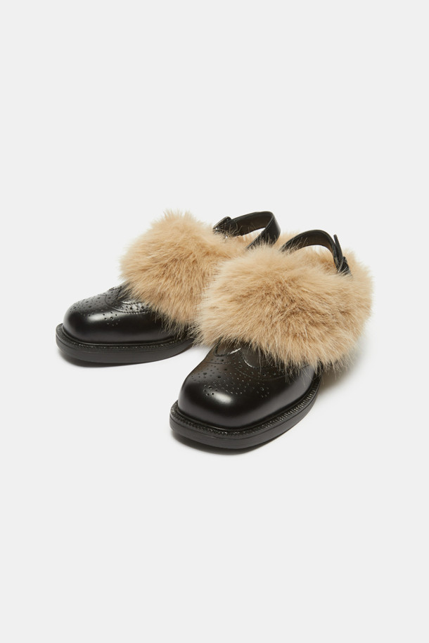 Furridge 슬링백(블랙)은 부드러운 소가죽과 풍성한 페이크 퍼 디테일이 돋보이는 여성용 슬링백입니다. 발목을 감싸는 디자인과 라운드 스퀘어 앞코가 세련된 실루엣을 연출하며, 안감의 퍼가 뛰어난 보온성을 제공합니다. 가을, 겨울 시즌 데이트룩, 모임룩 등 다양한 TPO에 클래식, 미니멀, 캐주얼 스타일로 연출하기 좋습니다. 경량 몰드 아웃솔로 편안한 착용감을 선사하며, 블랙과 라이트 베이지 두 가지 컬러로 만나보세요.
