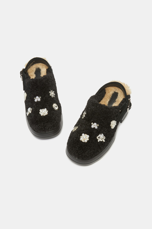 Furridge jewelry 뮬(블랙)은 페이크 퍼 소재에 보석 장식으로 포인트를 더해 페미닌한 무드를 연출하는 여성 뮬입니다. 가을, 겨울 시즌에 어울리는 오픈 토 디자인이며, 플랫 굽으로 편안한 착화감을 선사합니다. 데이트룩, 모임룩에 세련됨을 더하고 캐주얼 및 미니멀 스타일 모두 소화 가능합니다. 안감은 퍼 소재로 마감하여 더욱 포근하게 발을 감싸줍니다. 블랙 컬러의 무지 디자인으로 어떤 코디에도 쉽게 매치할 수 있습니다.
