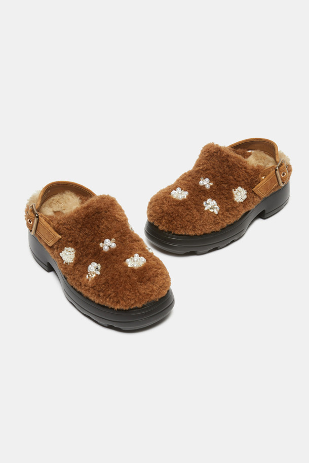 Furridge jewelry 뮬(브라운)은 부드러운 페이크 퍼 소재와 브라운 컬러가 돋보이는 여성 뮬입니다. 가을, 겨울 시즌에 따뜻하고 포근하게 착용할 수 있으며, 발등의 보석 장식이 화려한 포인트를 더합니다. 오픈 스타일로 편안하게 신고 벗을 수 있으며, 페미닌, 캐주얼, 클래식 등 다양한 스타일 연출에 활용할 수 있습니다. 무지 디자인으로 어떤 옷에도 잘 어울리며, 데일리룩에 포인트 아이템으로 활용하기 좋습니다. 
