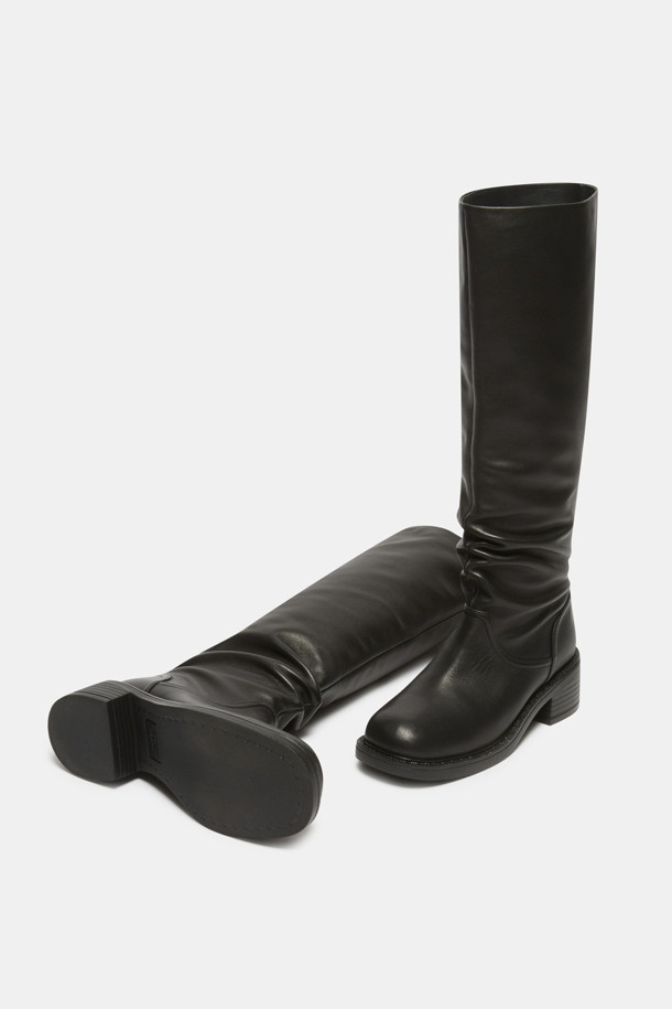 **Slouch detail long boots(black) - 슬라우치 디테일 롱 부츠(블랙)**

부드러운 소가죽 소재의 여성 롱부츠입니다. 라운드 토우에 청키힐로 안정적인 착화감을 선사하며, 발목 부분의 자연스러운 슬라우치 디테일이 특징입니다. 블랙 컬러로 어떤 룩에도 쉽게 매치할 수 있으며, 지퍼나 별도의 여밈 없이 편안하게 착용 가능합니다. 겨울철, 출근룩, 모임룩, 데이트룩 등 다양한 TPO에 클래식, 미니멀, 시크 스타일을 연출해보세요. 스커트, 슬림 팬츠, 부츠컷 팬츠, 니트 원피스, 롱코트 등과 코디하여 스타일리시함을 더할 수 있습니다.

