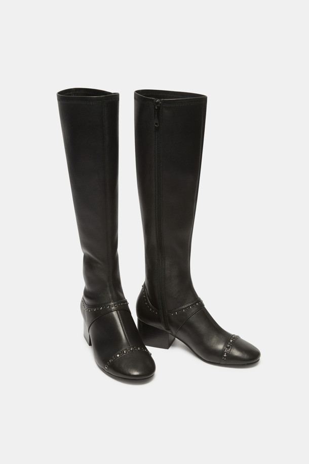 세련된 무드를 연출하는 스터드 롱 부츠(black)입니다. 부드러운 양가죽과 스판 소재의 조화로 편안한 착화감을 선사하며, 라운드 토우 디자인과 청키힐 굽으로 페미닌한 매력을 더했습니다. 가을, 겨울 시즌 데이트룩, 모임룩, 오피스룩 등 다양한 TPO에 활용하기 좋습니다. 롱 부츠 탑라인과 슬림핏 디자인이 다리를 더욱 길고 날씬하게 보이게 하며, 스터드/찡 디테일이 시크하면서도 세련된 스타일을 완성합니다. 클래식, 미니멀, 시크 스타일에 매치하여 자신만의 스타일을 연출해보세요.
