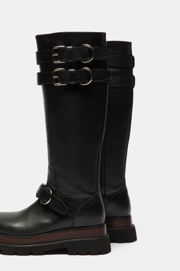 세련된 무드의 척키 롱 부츠(black)입니다. 부드러운 소가죽 소재에 은은한 광택감이 더해져 고급스러운 분위기를 자아냅니다. 라운드 앞코 디자인과 6cm 청키힐이 편안하면서도 다리 라인을 예쁘게 잡아줍니다. 상단과 발목 라인의 메탈 버클 스트랩이 클래식한 포인트를 더하며, 넉넉한 발볼로 편안한 착화감을 선사합니다. 가을, 겨울 시즌 오피스룩, 모임룩, 데이트룩 등 다양한 스타일에 시크하고 미니멀하게 매치하여 스타일리시함을 완성해보세요.
