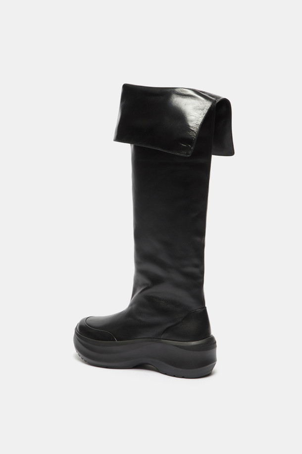 세련된 블랙 컬러의 하이 스니커즈 롱 부츠입니다. 부드러운 소가죽 소재로 제작되어 편안한 착용감을 선사하며, 라운드 토 디자인으로 발을 더욱 안정감 있게 감싸줍니다. 캐주얼, 스포티, 미니멀 스타일 모두 소화 가능한 슬림핏 부츠로, 겨울철 데일리룩에 포인트를 더해줍니다. 통굽 디자인으로 다리가 길어 보이는 효과를 주며, 싸이하이 탑라인이 시크한 매력을 더합니다.
