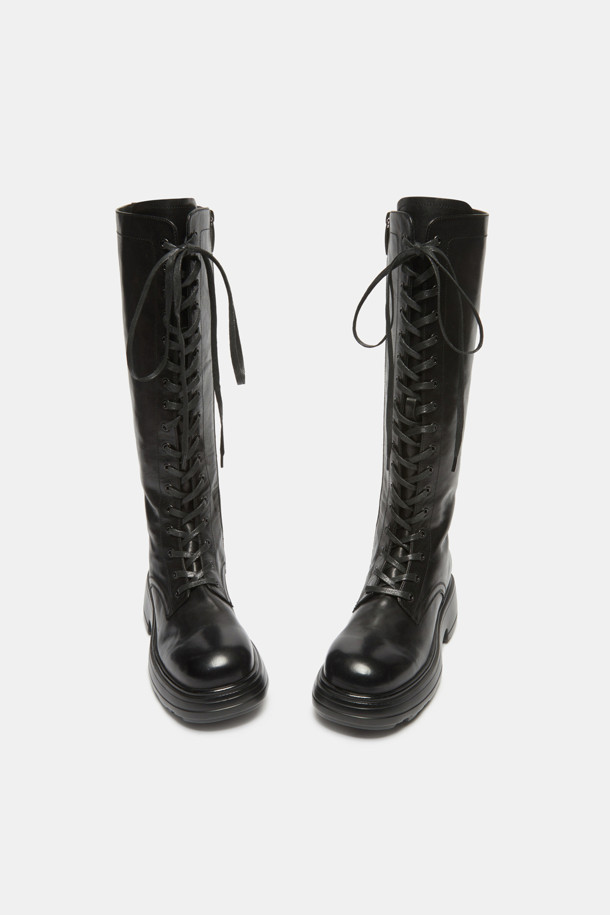 블랙 컬러의 레이스업 롱 부츠입니다. 부드러운 소가죽 소재로 제작되었으며, 무지 디자인에 빈티지 워싱 디테일이 더해져 와일드하면서도 시크한 무드를 연출합니다. 레이스업과 지퍼 여밈으로 편안하게 착용 가능하며, 출근룩이나 모임룩 등 다양한 TPO에 활용할 수 있습니다. 캐주얼, 시크, 미니멀 스타일을 즐기는 여성분들께 추천합니다. 세련된 디자인으로 어떤 옷에도 잘 어울려 데일리 아이템으로 손색없습니다.
