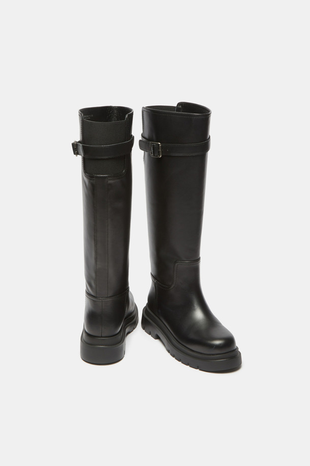 버클 롱 부츠(black)는 소가죽 소재의 미들힐 청키힐 롱부츠입니다. 일자 핏 실루엣과 엔틱 버클 디테일이 클래식한 무드를 더하며, 데일리룩과 오피스룩에 모두 잘 어울립니다. 상단 벨트 스트랩은 탈착 가능하며, 뒷밴드 디테일로 편안한 착화감을 제공합니다. 가을, 겨울 시즌, 시크하고 미니멀한 스타일을 즐기는 여성분들께 추천합니다. 출근룩이나 모임룩에도 활용하기 좋은 아이템입니다.
