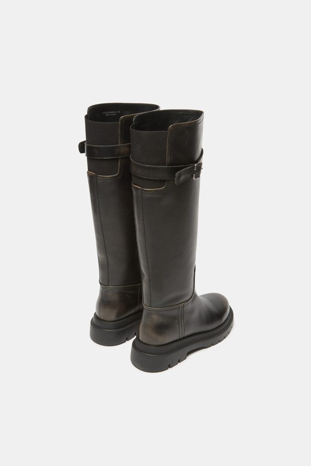 브라운 컬러의 버클 롱 부츠입니다. 소가죽 소재로 제작되어 고급스러운 퀄리티를 자랑하며, 가을과 겨울에 데일리 및 오피스룩에 모두 잘 어울립니다. 클래식한 무드의 무지 디자인에 엔틱 버클 디테일이 더해져 시크하면서도 세련된 스타일을 연출합니다. 벨트 스트랩 탈착 및 뒷밴드 디테일, 일자 핏 실루엣으로 편안한 착화감을 제공하며 다양한 스타일링을 완성합니다. 오피스룩, 겨울 데일리룩, 모임룩 등 TPO에 구애받지 않고 폭넓게 활용할 수 있습니다.
