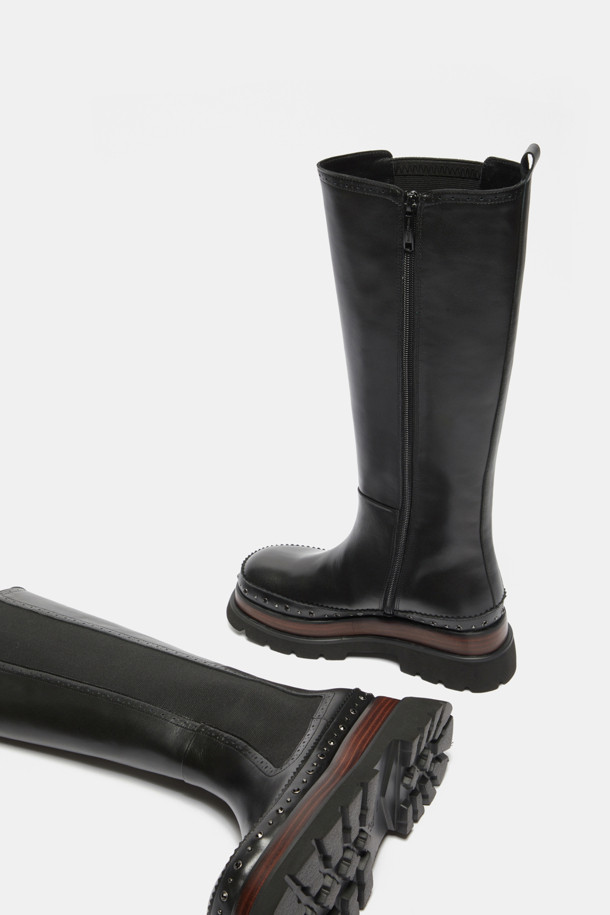 세련된 스타일을 완성하는 Stud long boots(스터드 롱 부츠, 블랙)입니다. 부드러운 소가죽 소재에 라운드 앞코 디자인으로 편안함을 더했으며, 굽 높이 6cm의 통굽으로 안정적인 착화감을 선사합니다. 사이드 엘라스틱 밴딩과 뒷라인 풀탭으로 신고 벗기 용이하며, 스터드 장식과 스티치 라인, 이중 몰드창과 몰드솔이 디자인의 완성도를 높입니다. 출근룩, 모임룩 등 다양한 TPO에 클래식, 캐주얼, 미니멀 스타일을 연출하여 세련된 분위기를 더해보세요.
