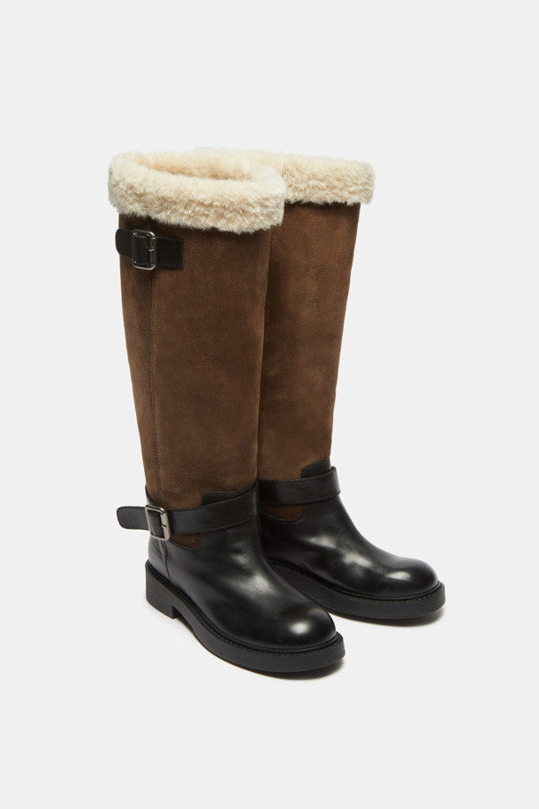 Furridge(퍼리지) shearling(시어링) 롱 부츠(블랙)는 여성 고객을 위한 겨울철 필수 아이템입니다. 소가죽, 스웨이드, 페이크 퍼 등 다양한 소재의 조화가 돋보이며, 안감 전체는 보온성을 높이는 퍼로 마감되었습니다. 측면 실버 메탈 버클 스트랩과 퍼 디테일 탑라인이 스타일리시함을 더하며, 무지 디자인으로 어떤 스타일에도 쉽게 매치할 수 있습니다. 출근룩, 연말 모임룩 등 다양한 TPO에 활용 가능하며, 캐주얼, 클래식, 미니멀 스타일을 즐겨 입는 고객에게 추천합니다.
