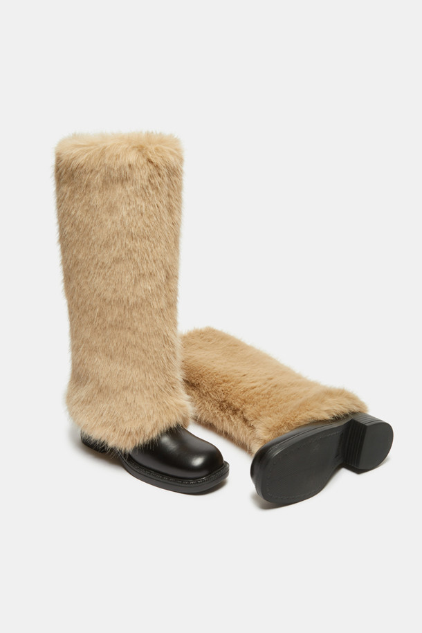 Furridge 롱 부츠(블랙)는 여성 고객을 위한 겨울철 필수 아이템입니다. 소가죽과 페이크 퍼 소재를 사용하여 보온성을 높였으며, 부드러운 퍼 안감과 인솔 마감으로 편안한 착화감을 제공합니다. 라운드 스퀘어 앞코 디자인과 무지 패턴으로 클래식, 미니멀, 캐주얼 등 다양한 스타일 연출에 용이합니다. 출근룩은 물론 모임룩에도 포인트를 더할 수 있으며, 가벼운 몰드 아웃솔로 활동성을 더했습니다. 블랙과 라이트 베이지 두 가지 컬러로 출시되었습니다.
