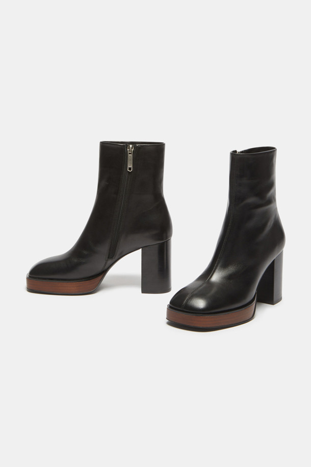 세련된 블랙 컬러의 플랫폼 부츠입니다. 소가죽 소재로 제작되어 고급스러우며, 9cm 가보시힐이 안정적인 착화감을 선사합니다. 앵클 부츠 디자인으로 오피스룩, 모임룩, 데이트룩 등 다양한 TPO에 활용 가능하며, 깔끔한 디자인과 자연스러운 광택이 특징입니다. 클래식, 미니멀, 시크 스타일을 즐겨 입는 여성분들께 추천합니다. 지퍼형 여밈으로 신고 벗기 편리합니다.
