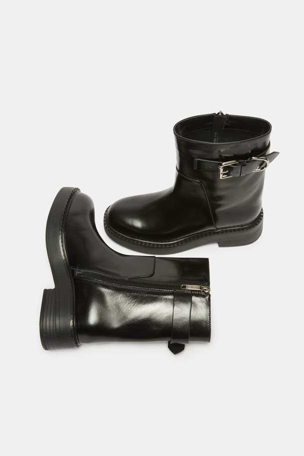 세련된 스타일을 완성하는 스티치 버클 앵클 부츠(블랙)입니다. 부드러운 소가죽 소재에 라운드 토우 디자인으로 편안함과 시크함을 동시에 선사합니다. 간절기부터 겨울까지, 출근룩, 모임룩, 데이트룩 등 다양한 TPO에 활용 가능하며, 시크, 캐주얼, 미니멀 스타일을 즐겨 입는 여성에게 추천합니다. 실버 버클 장식과 스티치 디테일이 돋보이며, 쿠션감 있는 몰드창과 통굽으로 안정적인 착화감을 제공합니다.
