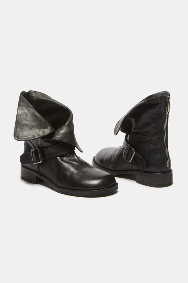 세련된 무드의 블랙 버클 바이커 부츠입니다. 부드러운 소가죽 소재에 라운드 토우 디자인으로 편안함을 더했으며, 미들 힐과 청키힐 조합으로 안정적인 착화감을 선사합니다. 와이드 버클 스트랩과 뒷지퍼 디테일, 접이식 발목 디자인으로 시크하면서도 터프한 매력을 강조합니다. 가을, 겨울 시즌, 출근룩과 모임룩에 시크하고 클래식한 스타일을 연출해보세요. 슬림한 팬츠, 레더 스커트, 롱 코트, 니트 원피스와 함께 스타일리시하게 코디할 수 있습니다.
