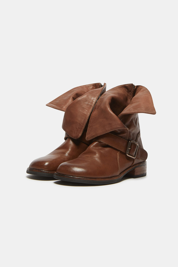 브라운 컬러의 버클 바이커 부츠는 시크하고 터프한 매력을 선사합니다. 부드러운 소가죽 소재로 제작되어 가을, 겨울 시즌에 따뜻하게 착용할 수 있습니다. 와이드 버클 스트랩과 뒷지퍼, 클래식한 바이커 부츠 실루엣이 특징이며, 접이식 발목 디자인과 날개 부분 철사 내장으로 세련된 핏을 연출합니다. 출근룩과 모임룩, 워크웨어 스타일에 포인트 아이템으로 활용하기 좋습니다. 광택감 있는 빈티지 가죽이 고급스러운 분위기를 더합니다.
