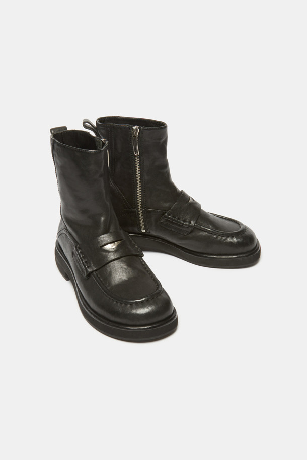 세련된 스타일을 완성하는 빈티지 앵클 부츠(블랙)입니다. 부드러운 소가죽 소재로 제작되어 은은한 광택과 고급스러운 질감을 선사합니다. 와이드 앞코와 발볼 디자인으로 편안한 착용감을 제공하며, 페니로퍼 디테일이 돋보이는 모던하면서도 클래식한 디자인입니다. 가을, 겨울 시즌 데일리룩, 출근룩, 모임룩 등 다양한 TPO에 시크하고 미니멀한 스타일을 더해보세요.
