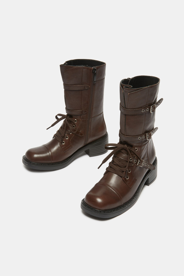 세련된 스타일을 완성하는 벨티드 바이커 부츠(브라운)입니다. 부드러운 양가죽 소재와 라운드 토우 디자인으로 편안한 착용감을 선사하며, 미드컷 탑라인과 사이드 지퍼, 버클 디테일로 포인트를 더했습니다. 가을, 겨울 시즌 데일리룩에 포인트 주기 좋으며, 캐주얼, 클래식, 미니멀 스타일 모두 소화 가능합니다. 출근룩과 모임룩에 시크함을 더해보세요. 청키힐과 벨트 디테일이 돋보이는 워싱 처리된 브라운 컬러의 바이커 부츠입니다.
