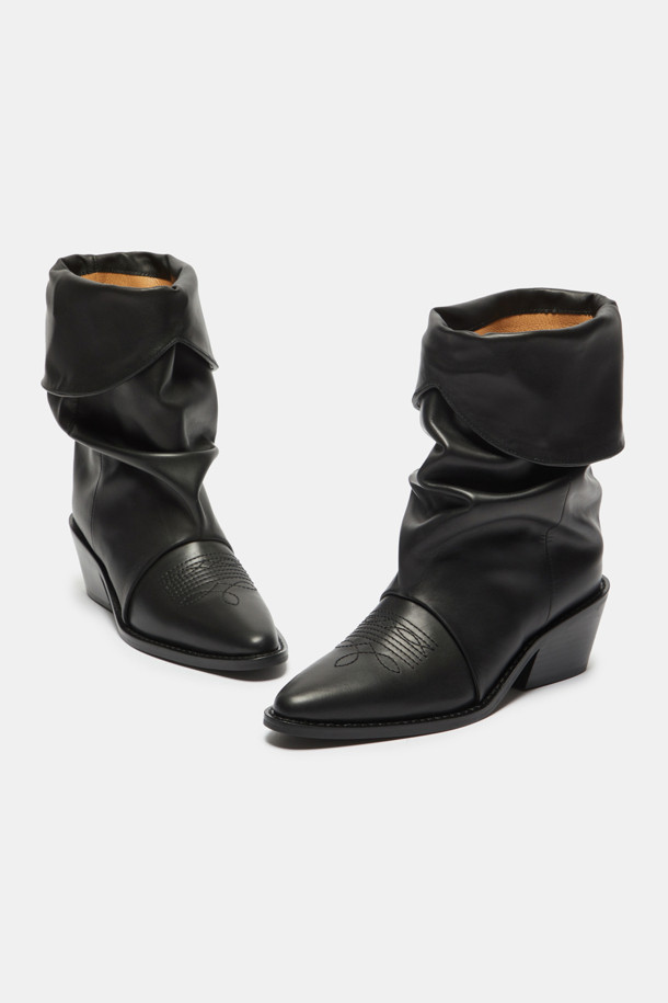 세련된 여성의 발을 위한 블랙 웨스턴 앵클 부츠입니다. 소가죽과 스판덱스 소재로 제작되어 편안함과 스타일을 동시에 잡았습니다. 포인티드 토우와 각진 굽, 자수 디테일이 클래식하면서도 시크한 무드를 연출합니다. 데이트룩이나 모임룩에 매치하여 세련된 스타일을 완성해보세요. 투웨이 디자인으로 다양한 스타일을 연출할 수 있습니다.
