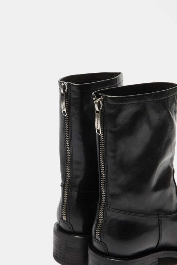 **레트로 앵클 부츠(블랙)**는 부드러운 소가죽 소재로 제작되어 편안한 착화감을 선사합니다. 소프트 스퀘어 또는 라운드 앞코 디자인에 4cm 로우힐 굽으로, 발볼이 여유있어 편안하게 착용 가능합니다. 워싱 가공과 엔틱한 디테일이 돋보이는 빈티지 무드의 앵클 부츠로, 가을, 겨울철 출근룩과 모임룩에 클래식, 캐주얼, 미니멀한 스타일을 더해줍니다. 무지 디자인으로 어떤 옷에도 쉽게 매치할 수 있으며, 유연한 착화감과 함께 당신의 발걸음을 더욱 돋보이게 합니다.
