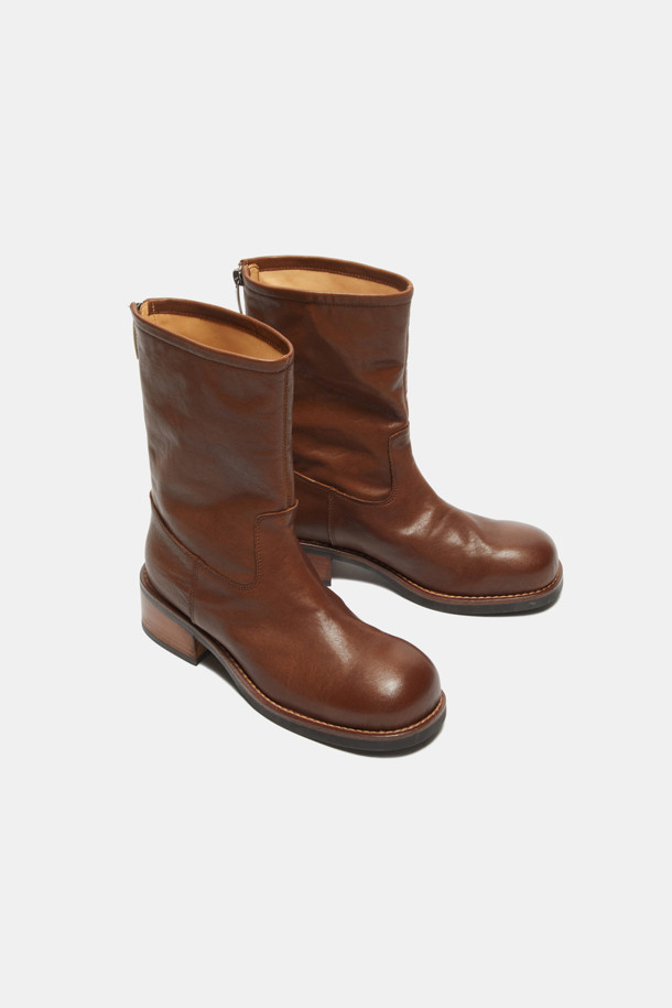 **레트로 앵클 부츠(브라운)**는 가을, 겨울 당신의 일상과 출근룩을 책임질 여성 앵클부츠입니다. 부드러운 소가죽 소재와 4cm 미들힐 굽으로 편안함과 안정감을 선사하며, 소프트 스퀘어 또는 라운드 앞코 디자인으로 세련된 멋을 더했습니다. 워싱 가공으로 빈티지 무드를 연출하며, 발볼이 여유 있어 편안한 착용감을 제공합니다. 클래식, 캐주얼, 미니멀 스타일을 모두 아우르는 브라운 컬러의 무지 디자인으로 다양한 룩에 매치하기 좋습니다.
