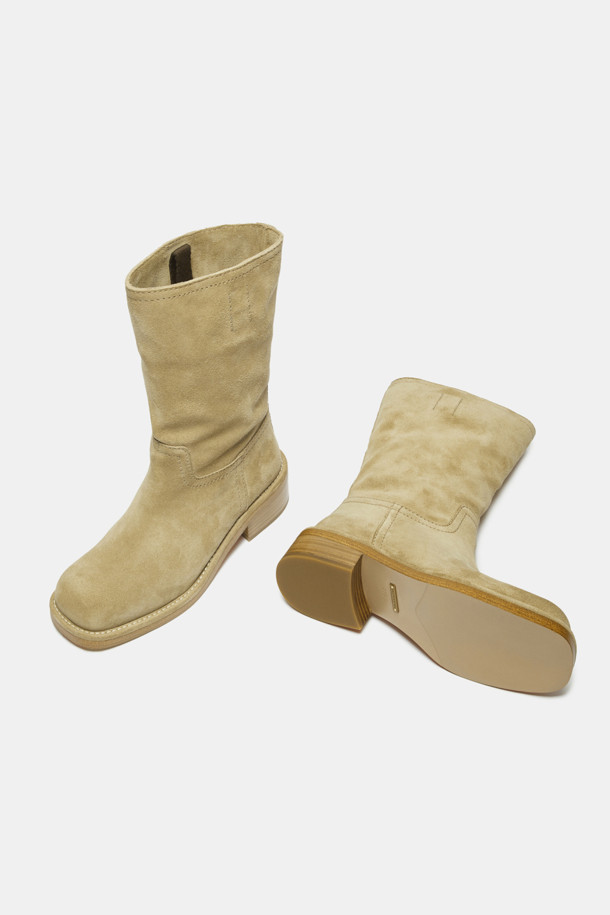 세련된 웨스턴 무드의 스웨이드 앵클 부츠(카키)입니다. 부드러운 소가죽 스웨이드 소재와 따뜻한 카키 컬러가 빈티지한 분위기를 자아냅니다. 스퀘어 토우 디자인과 통굽 미들힐이 편안함과 스타일리시함을 동시에 선사하며, 무지 패턴과 심플한 스티치 라인이 특징입니다. 앵클 탑라인과 루즈핏 디자인으로 다리가 더욱 길어 보이는 효과를 줍니다. 가을, 겨울 모임룩, 클래식, 레트로, 캐주얼 스타일링에 활용하기 좋습니다.
