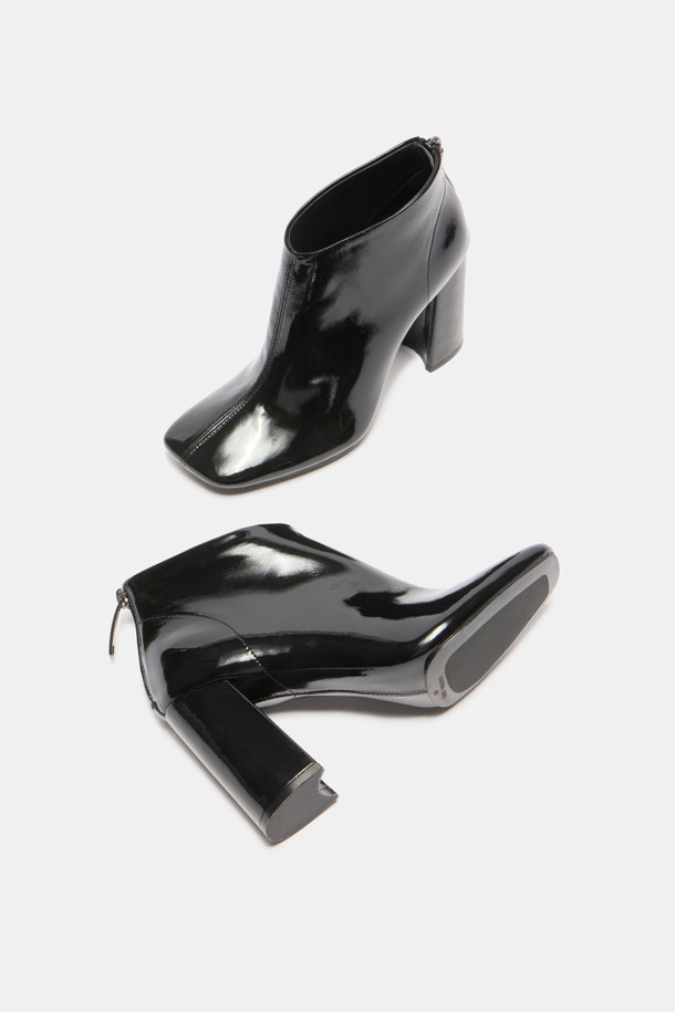 세련된 스퀘어 앵클 부츠(블랙)입니다. 부드러운 양가죽 소재와 발에 슬림하게 밀착되는 핏으로 편안함과 스타일을 동시에 잡았습니다. 시크하고 모던한 무드를 연출하며, 세련된 스퀘어토 디자인과 광택감 있는 소재가 특징입니다. 가을, 겨울 시즌 데일리룩, 오피스룩, 모임룩에 모두 잘 어울리며, 와이드 팬츠나 스커트, 원피스와 함께 매치하여 시크하고 페미닌한 스타일을 완성해보세요.
