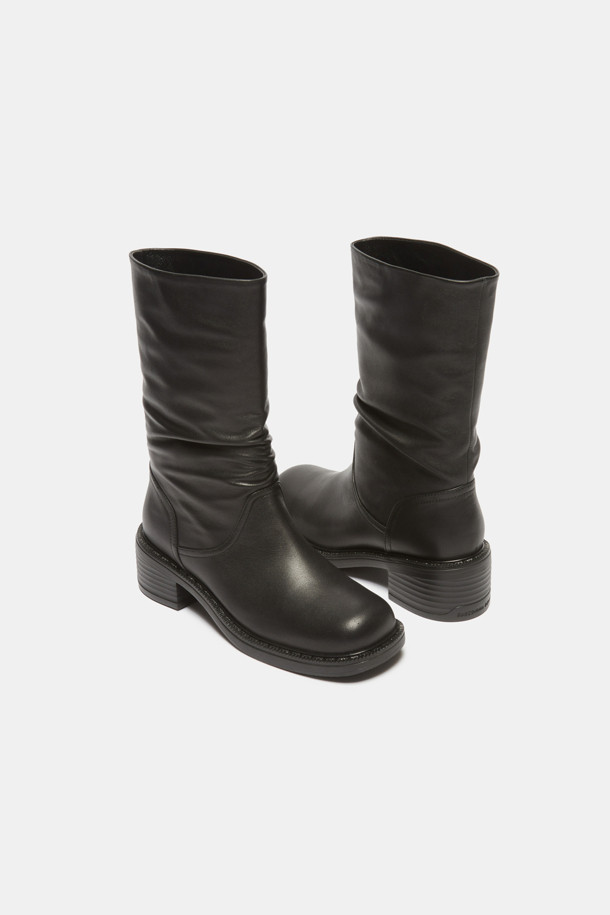 블랙 색상의 슬라우치 디테일 앵클 부츠입니다. 라운드 토우 디자인에 소가죽 소재로 제작되어 부드러운 착용감을 선사합니다. 중간 굽 높이의 청키힐과 여유 있는 통넓이로 편안함을 더했으며, 경량 몰드로 활동성을 높였습니다. 주름 디테일이 돋보이는 캐주얼 & 스타일리시한 무드의 앵클 부츠로, 출근룩에 세련된 포인트를 더해보세요. 가을, 겨울 시즌에 어울리는 미니멀하고 클래식한 스타일을 연출하기 좋습니다.
