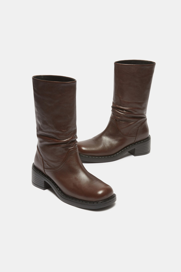 부드러운 소가죽 소재의 슬라우치 디테일 앵클 부츠(브라운)입니다. 라운드 토우 디자인에 중굽 통굽으로 안정적인 착화감을 선사하며, 발목을 덮는 앵클 기장으로 다리가 더욱 슬림해 보이는 효과를 줍니다. 넉넉한 통넓이와 경량 몰드로 편안함을 더했으며, 캐주얼, 클래식, 미니멀 스타일 모두 소화 가능한 활용도 높은 아이템입니다. 일상룩, 출근룩, 모임룩 등 다양한 TPO에 매치하여 스타일리시한 연출을 완성해보세요. 가을, 겨울 시즌 데일리 슈즈로 추천합니다.
