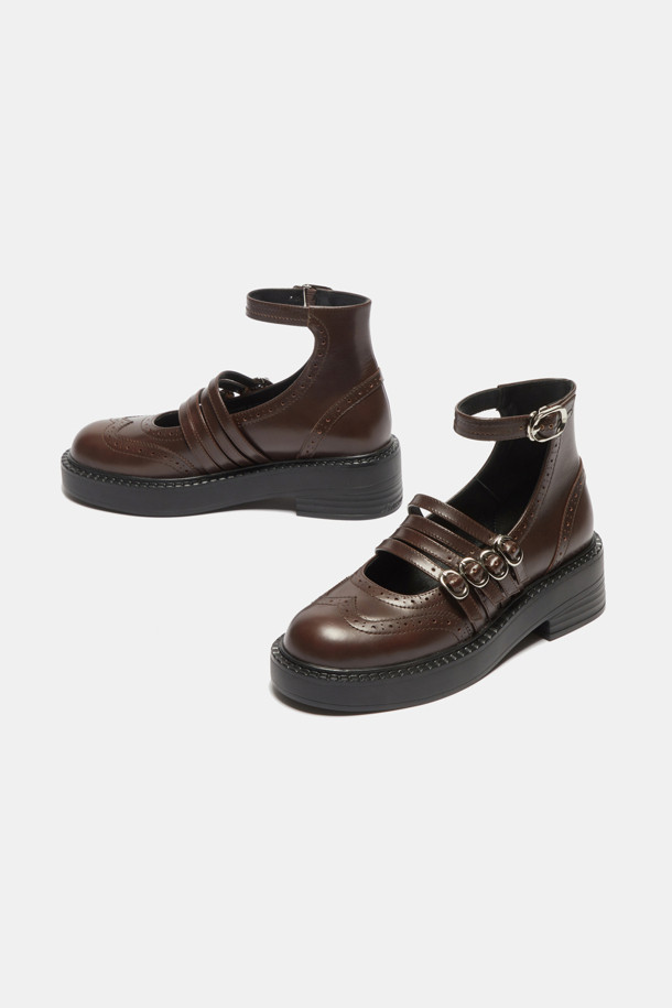 옥스퍼드 스트랩 로퍼 앵클 브라운은 여성용 신발로, 봄, 가을에 착용하기 좋습니다. 라운드 토우, 소가죽과 페이턴트 소재, 플랫 굽으로 편안함을 더했습니다. 메리제인 스타일의 앵클 부츠 디자인에 메탈 링 장식이 포인트이며, 브로그 패턴이 클래식한 멋을 자아냅니다. 데이트룩, 모임룩, 미니멀 룩, 클래식 스타일에 모두 잘 어울리는 옥스퍼드 스트랩 로퍼 앵클 브라운을 만나보세요.
