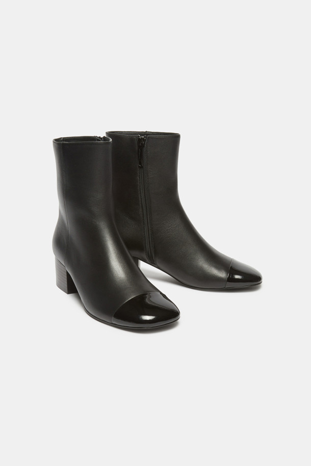 베이직 앵클 부츠(블랙)는 여성스러운 라운드토 디자인에 블랙 컬러로, 가을과 겨울철 오피스룩, 출근룩, 캐주얼룩에 모두 잘 어울리는 앵클부츠입니다. 부드러운 양가죽과 은은한 광택이 돋보이는 에나멜 소가죽 소재로 제작되었으며, 미니멀한 라인과 스트레이트 실루엣이 시크한 스타일을 연출합니다. 중굽 높이의 청키힐은 안정적인 착화감을 선사하며, 사이드 지퍼 디테일로 편안하게 신고 벗을 수 있습니다. 데일리 룩에 세련됨을 더해줄 must-have 아이템입니다.
