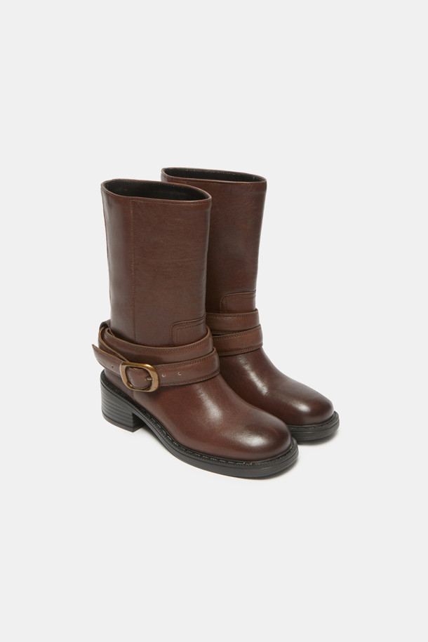 브라운 컬러의 버클 부츠입니다. 라운드 앞코에 소가죽 소재로 제작되어 가을, 겨울철 일상에서 착용하기 좋습니다. 미들 기장에 원버클 장식이 돋보이며, 여유로운 핏과 가벼운 착화감, 편안한 착화감을 제공합니다. 로우힐 디자인으로 출근룩, 모임룩, 데이트룩 등 다양한 TPO에 클래식, 미니멀, 캐주얼 스타일로 연출하기 좋습니다.
