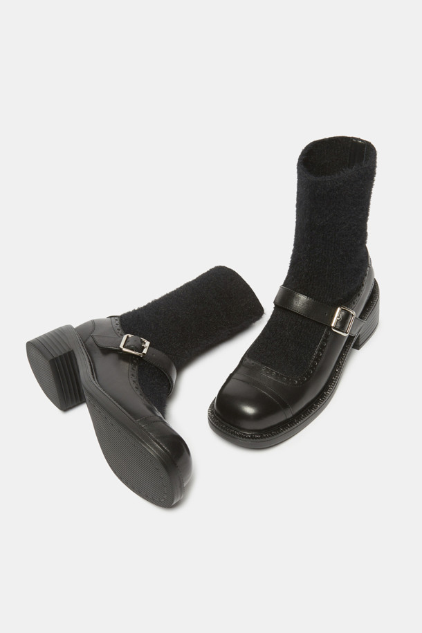 메리 제인 앵클 부츠(블랙)는 소가죽과 니트 소재로 제작되어 가을, 겨울철 데이트룩, 모임룩, 겨울 데일리룩에 잘 어울리는 여성 신발입니다. 라운드 토우와 청키힐, 메리 제인 스트랩 디자인, 브로그 디테일이 더해져 클래식하면서도 페미닌한 무드를 연출합니다. 니트 안감과 양말 레이어드 실루엣은 따뜻함과 스타일리시함을 동시에 제공하며, 발목을 덮는 앵클 부츠 스타일로 미니멀한 룩을 완성합니다. 버클로 간편하게 여밀 수 있으며, 중굽 높이로 편안한 착용감을 선사합니다.
