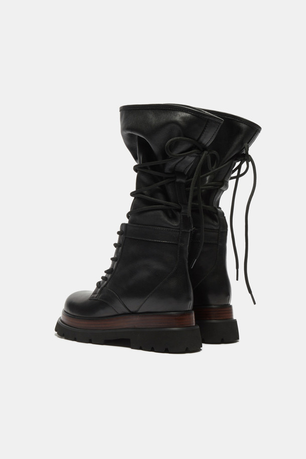 A라인 레이스업 부츠(블랙)는 세련된 스타일을 완성하는 여성 부츠입니다. 부드러운 소가죽 소재에 은은한 광택감을 더해 고급스러운 분위기를 연출하며, 상단이 여유있게 벌어지는 A라인 실루엣이 특징입니다. 미드솔 배색으로 포인트를 더하고 롱 레이스업 디자인으로 종아리를 감싸는 연출이 가능합니다. 라운드 앞코와 통굽 디자인으로 편안한 착용감을 제공하며, 가을/겨울 시즌 출근룩과 모임룩에 시크하고 클래식한 매력을 더합니다. 사이즈 조절이 가능한 레이스업 부츠는 미니멀한 스타일을 즐기는 여성분들께 추천합니다.
