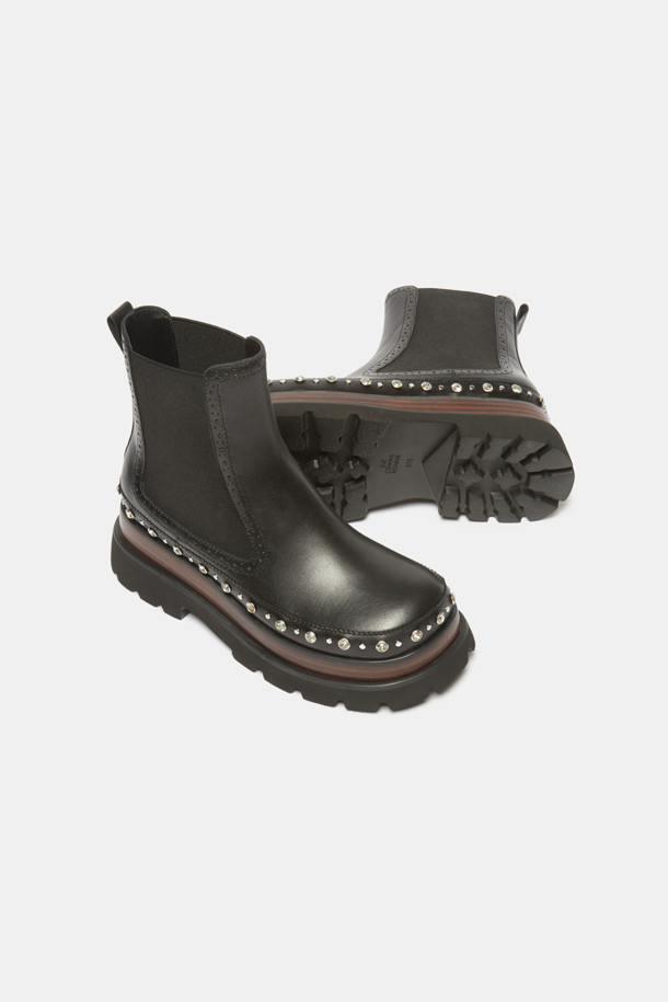 스터드 앵클 부츠(블랙)는 여성 고객을 위한 첼시 부츠 스타일의 세련된 신발입니다. 부드러운 소가죽 소재에 라운드 토 디자인으로 편안함을 더했으며, 측면 밴딩과 앵클 탑라인으로 활동성을 높였습니다. 블랙과 브라운 두 가지 색상으로 출시되었으며, 스터드 및 보석 장식이 유니크한 포인트를 더합니다. 가을, 겨울 시즌에 출근룩, 모임룩, 데이트룩 등 다양한 TPO에 클래식, 미니멀, 시크한 스타일로 연출하기 좋습니다. 데님 팬츠나 원피스와 함께 믹스매치하여 세련된 룩을 완성해보세요.

