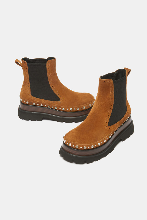 세련된 무드를 연출하는 스터드 앵클 부츠(브라운)입니다. 부드러운 소가죽 소재로 제작되어 고급스러운 질감을 자랑하며, 측면 밴딩 디테일이 편안한 착화감을 선사합니다. 클래식한 첼시부츠 실루엣에 스터드와 보석 장식이 더해져 유니크한 포인트를 더합니다. 로우힐 디자인으로 활동성을 높였으며, 출근룩과 모임룩 등 다양한 TPO에 활용 가능합니다. 미니멀, 시크, 클래식 스타일을 즐겨 입는 여성분들께 추천합니다.
