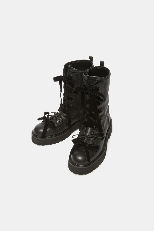 세련된 스타일을 완성하는 "커튼 콜 컴뱃 부츠(블랙)"를 소개합니다. 부드러운 소가죽 소재로 제작되어 고급스러운 퀄리티를 자랑하며, 시크하고 미니멀한 디자인으로 출근룩과 모임룩에 모두 잘 어울립니다. 블랙 컬러에 리본과 스티치 디테일이 더해져 여성스러운 포인트를 더했으며, 끈으로 조절하여 발에 맞게 편안하게 착용할 수 있습니다. 클래식한 무드를 연출하며, 어떤 스타일에도 쉽게 매치하여 세련된 룩을 완성해보세요.
