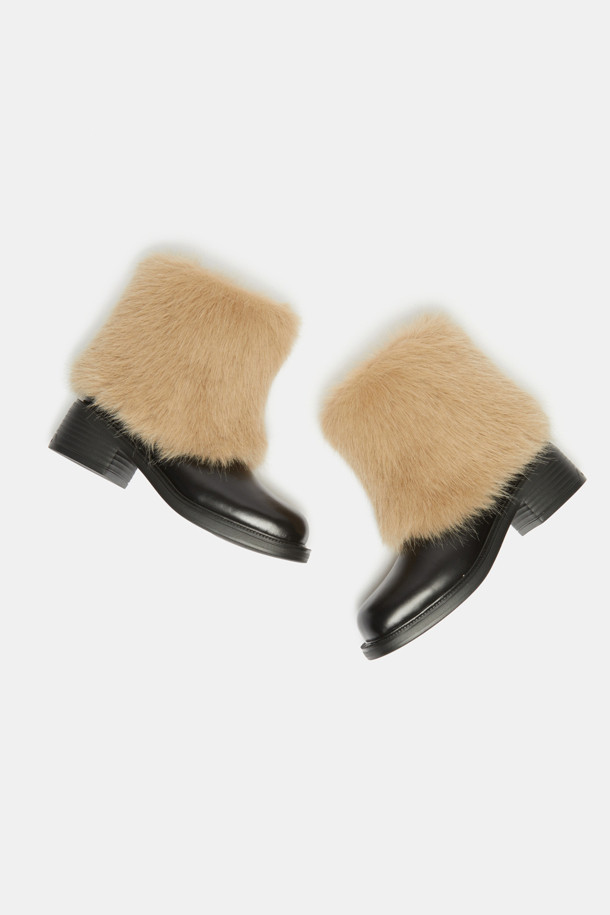 Furridge 앵클 부츠(black)는 여성분들을 위한 겨울철 필수 아이템입니다. 부드러운 소가죽과 포근한 페이크 퍼 안감으로 제작되어 따뜻하고 포근한 착용감을 선사합니다. 라운드 스퀘어 앞코 디자인과 클래식한 실루엣은 세련된 무드를 연출하며, 출근룩, 미니멀, 시크 스타일에도 잘 어울립니다. 경량 몰드 아웃솔로 편안한 착화감을 제공하며, 블랙과 라이트 베이지 컬러로 만나볼 수 있습니다.
