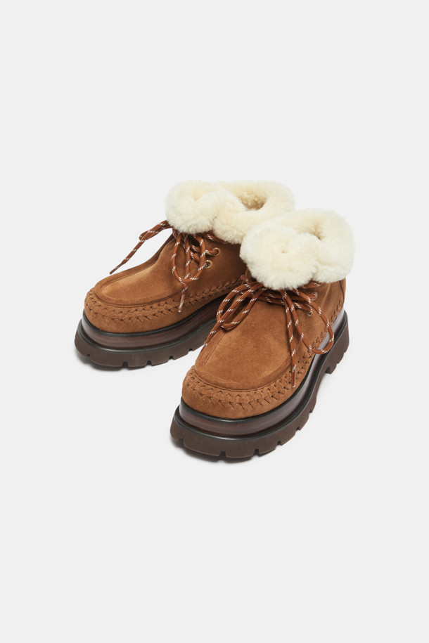 Furridge 아웃도어 앵클 부츠(브라운)는 여성용 앵클 부츠로, 가을과 겨울에 따뜻하게 착용할 수 있습니다. 브라운과 라이트 베이지 컬러로 출시되었으며, 가죽, 양모, 인조 퍼 소재를 사용하여 보온성과 방한 기능을 갖췄습니다. 6cm 플랫폼 통굽 디자인에 스트라이프 패턴을 더해 캐주얼, 보헤미안, 트래킹 스타일을 연출할 수 있습니다. 레이스업 방식으로 편안하고 안정적인 착용감을 제공하며, 출근룩과 여행룩에 매치하기 좋습니다.
