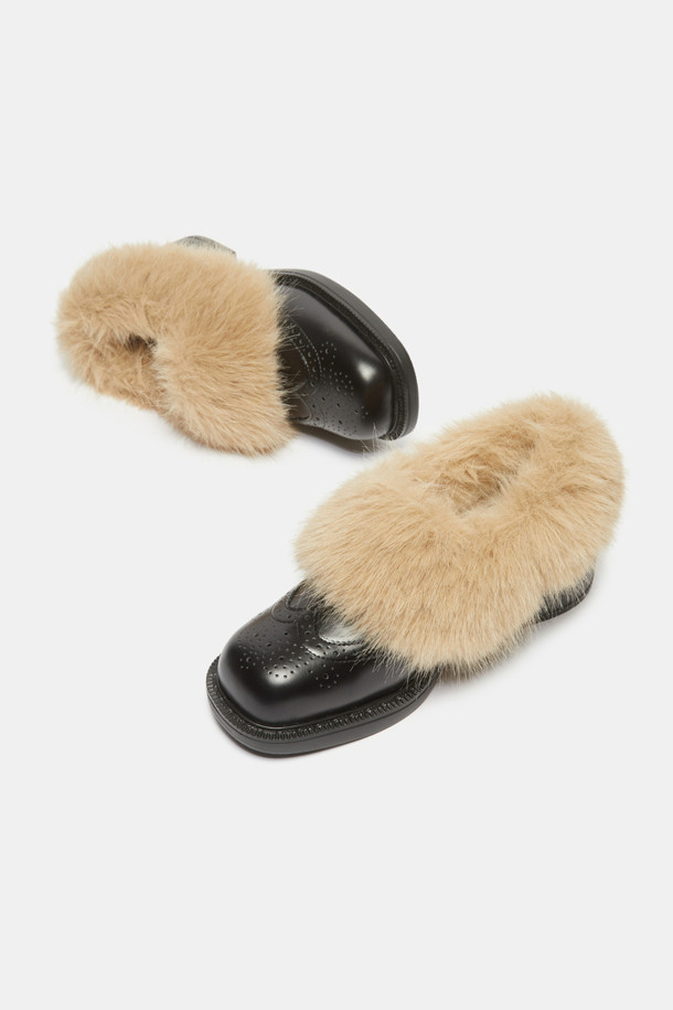 Furridge 로퍼(블랙)는 여성 고객을 위한 신발로, 가을과 겨울에 따뜻하게 신을 수 있도록 디자인되었습니다. 소가죽과 페이크 퍼 소재를 사용하여 부드러운 착용감을 제공하며, 안감과 인솔에도 퍼를 적용하여 보온성을 높였습니다. 라운드 스퀘어 앞코 디자인과 플랫 굽으로 편안함을 강조했으며, 클래식한 실루엣과 무지 패턴은 다양한 스타일 연출에 용이합니다. 슬립온 형태로 간편하게 착용 가능하며, 퍼 장식이 탑라인에 포인트를 더해 세련된 느낌을 선사합니다. 출근룩과 모임룩은 물론, 미니멀, 캐주얼 등 폭넓은 스타일을 소화할 수 있습니다.
