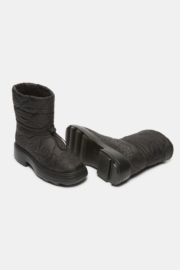 플라워 퀼팅 앵클 부츠(black)는 여성스러운 무드를 연출하는 겨울철 필수 아이템입니다. 블랙 컬러에 플라워 퀼팅 패턴이 돋보이며, 캐주얼하면서도 페미닌한 스타일을 완성합니다. 가볍고 따뜻한 패딩 안감과 발을 편안하게 감싸는 디자인으로, 일상생활에서 편안하게 착용할 수 있습니다. 스토퍼 디테일로 발목을 안정적으로 잡아주며, 플랫 굽으로 활동성을 높였습니다. 나일론 소재를 사용하여 내구성을 높였으며, 경량 디자인과 보온성을 갖춘 실용적인 앵클 부츠입니다.
