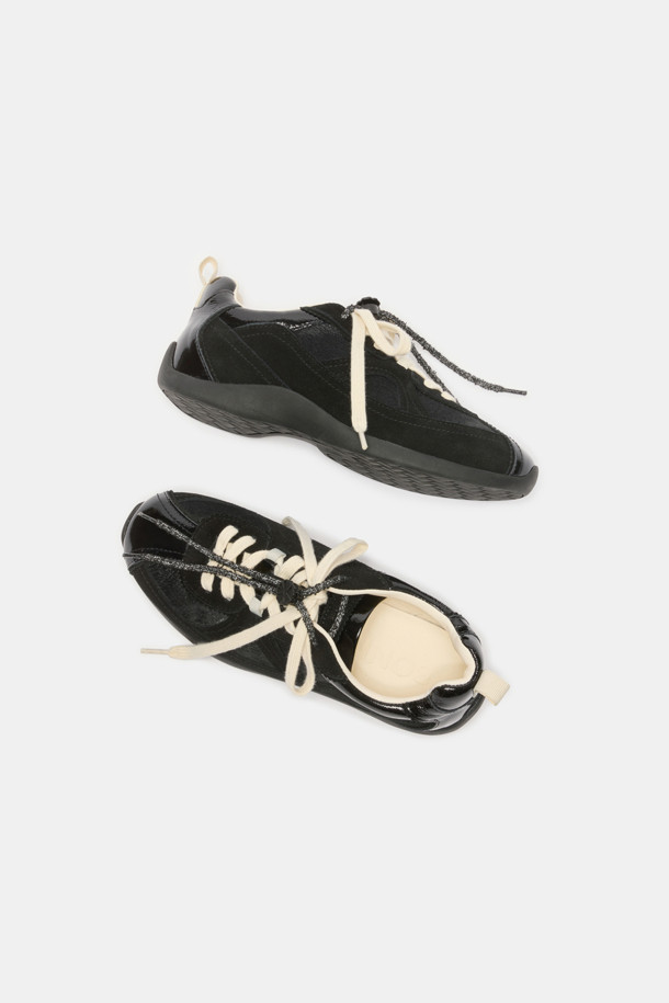 세련된 블랙 컬러의 'Trendy 스니커즈'는 여성 고객을 위한 캐주얼 슈즈입니다. 송치가죽, 소가죽, 양가죽 등 고급스러운 천연 가죽 소재를 사용하여 부드러운 착용감과 뛰어난 내구성을 자랑합니다. 로우 굽과 로우 탑라인 디자인으로 편안함을 강조했으며, 도트 패턴과 신끈, 플라워 스토퍼 장식이 포인트입니다. '플라워 스토퍼' 장식과 신끈 탈부착이 가능한 투웨이 디테일로 개성 있는 스타일을 연출할 수 있으며, 동네 마실룩부터 쇼핑룩까지 폭넓게 활용 가능합니다.
